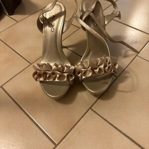 Also gold shoes